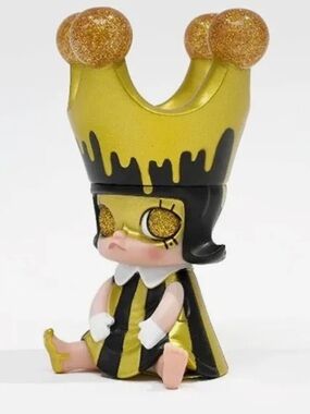 2023 Limited Edition Molly Baby Gold Crown  Gold & Black Body. Sealed bag .